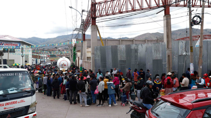 Los habitantes de Cuzco se han visto afectados por los cierres viales. Foto: EFE