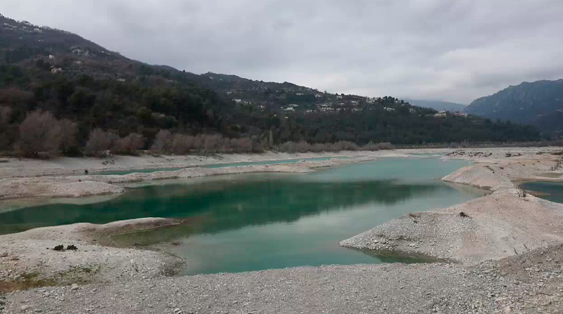 La sequía ha provocado que el suelo del Lac du Broc, cerca de Niza, se resquebraje. Foto: EFE