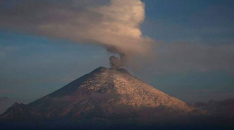 El reciente comportamiento del volcán Cotopaxi se caracteriza por emisiones de vapor de agua, gases y ceniza. Foto: Archivo / EL COMERCIO