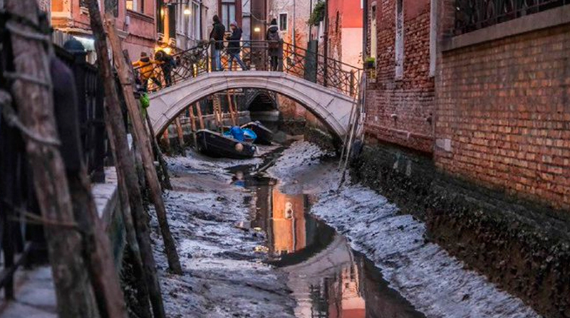 La falta de lluvia y la inusual marea baja del mar provoca que los canales de Venecia se sequen. Foto: Twitter
