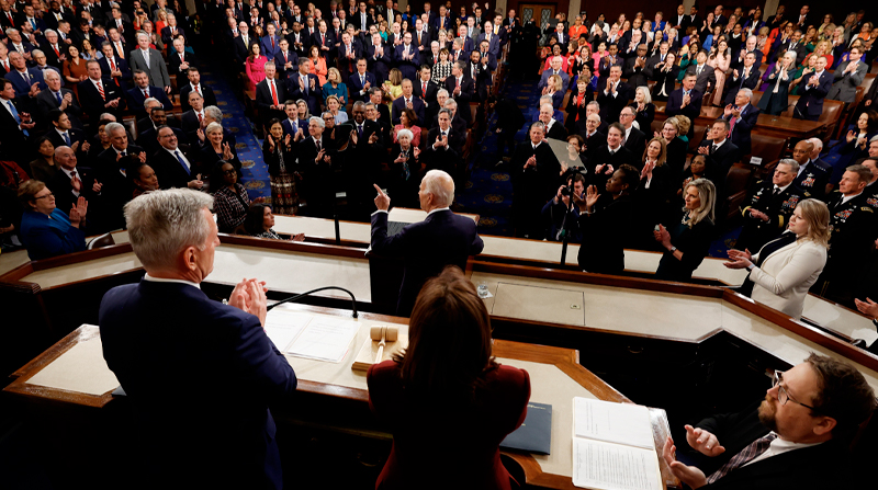 Biden empezó su discurso con reconocimientos a los líderes de los partidos demócrata y republicano en el Congreso. Foto: EFE