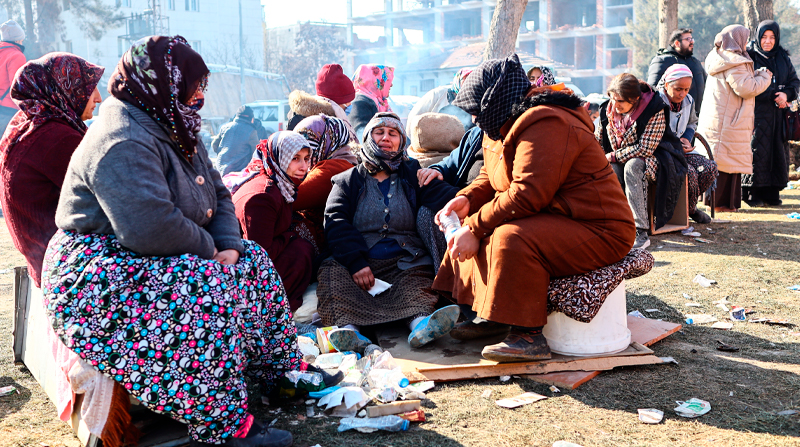 Las operaciones de rescate continúan en poblaciones turcas como Adiyaman. Foto: EFE