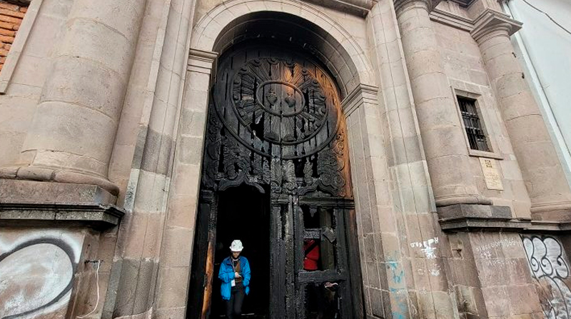 El incendio afectó una de las puertas de ingreso al Hospital San Lázaro. Foto: Municipio de Quito