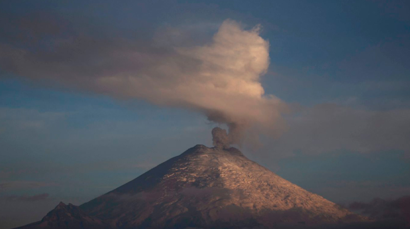 El volcán Cotopaxi continúa con su actividad eruptiva desde mediados de 2022. Foto: Julio Estrella / EL COMERCIO