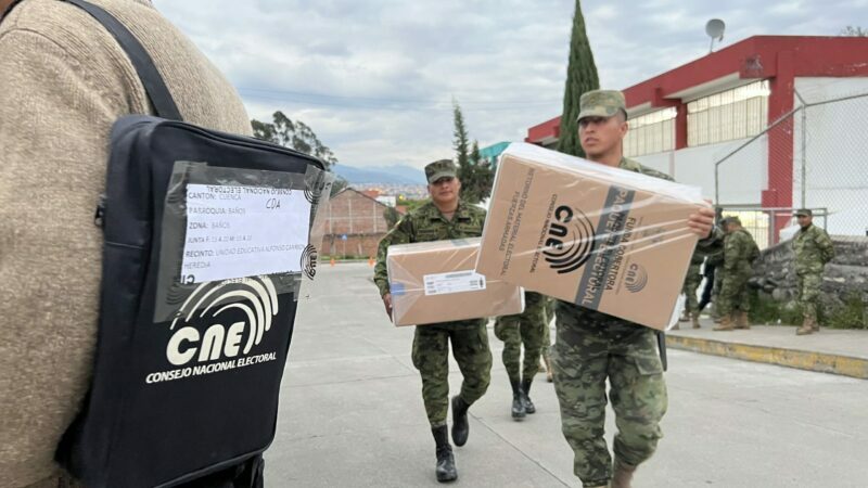 Militares custodian el material para las elecciones seccionales. Fotos: Lineida Castillo / EL COMERCIO.