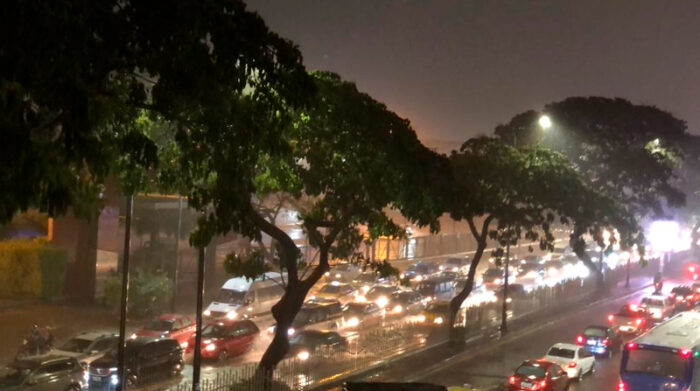 Las fuertes lluvias ocasionaron inundaciones y congestión vehicular en las calles de Guayaquil. Foto: Enrique Pesantes / EL COMERCIO