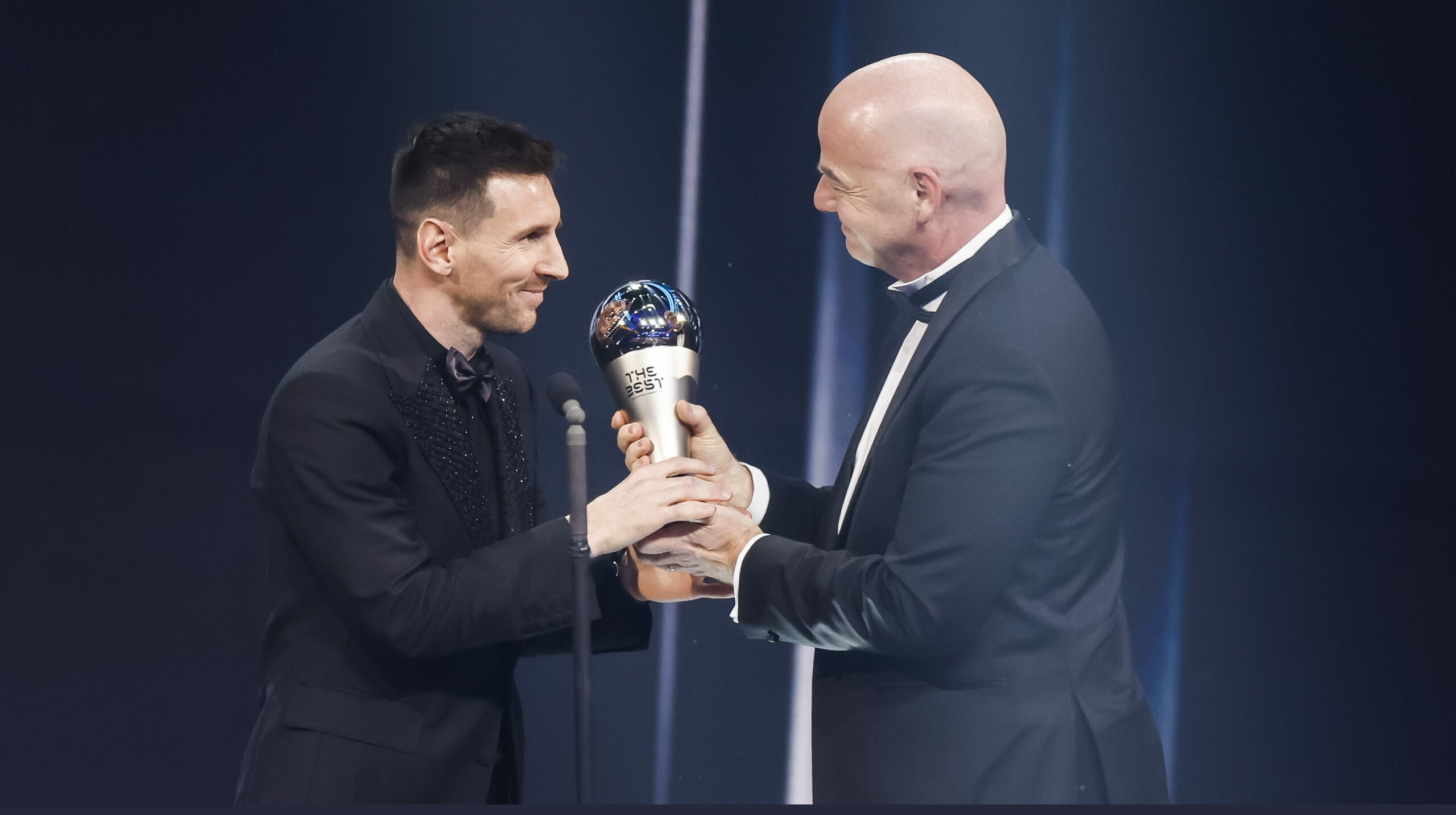 Lionel Messi recibe el premio The Best, de manos de Gianni Infantino. Foto EFE