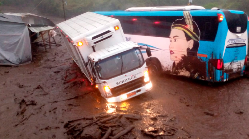 El deslizamiento de tierra provocó que se cierre la vía principal que conecta a Pallatanga – Colta y Riobamba. Foto: ECU 911