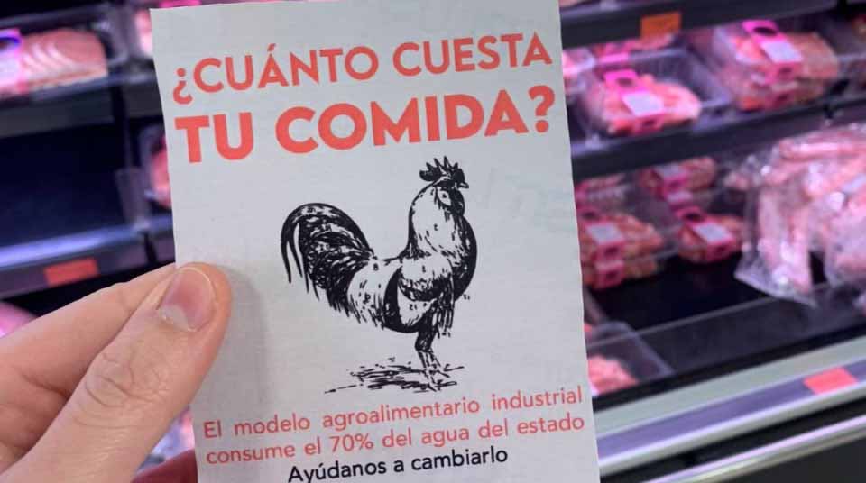 El grupo de activisas climáticos protestaron contra las subvenciones de la industria de carnes arrojando pintura en un restaurante de MasterChef. Foto: Facebook