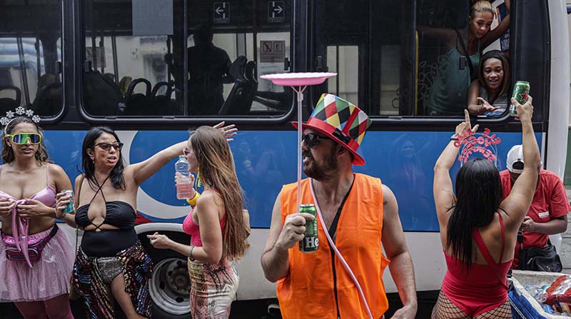 Viandantes participan de la comparsa carnavalesca "Céu na Terra" en Río de Janeiro (Brasil). Foto: EFE