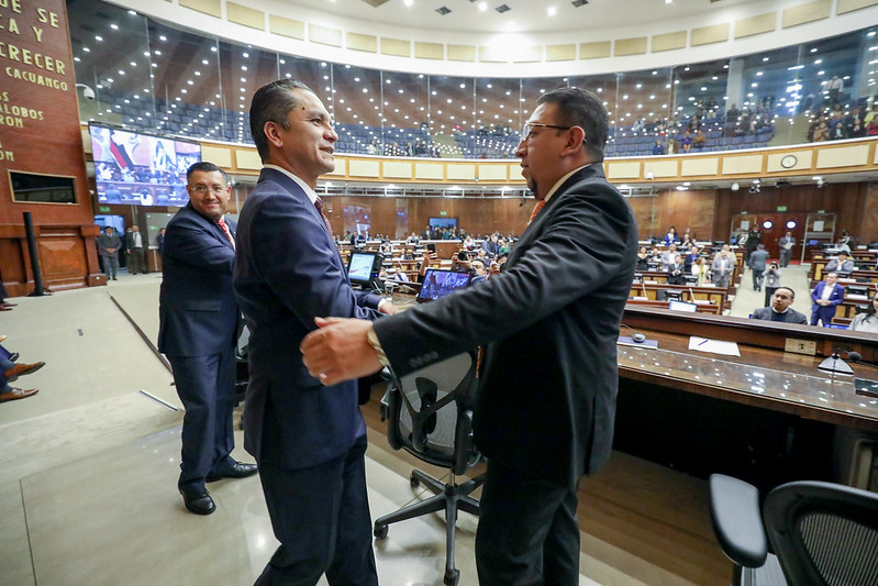 El presidente de la Asamblea, Virgilio Saquicela, tomó juramento a Wilman Terán, nuevo titular de la Judicatura. Foto: Asamblea