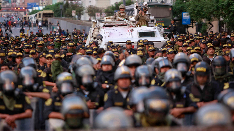 Policías y militares custodian las inmediaciones del Congreso de Perú durante las manifestaciones de este martes 31 de enero de 2023. Foto: EFE