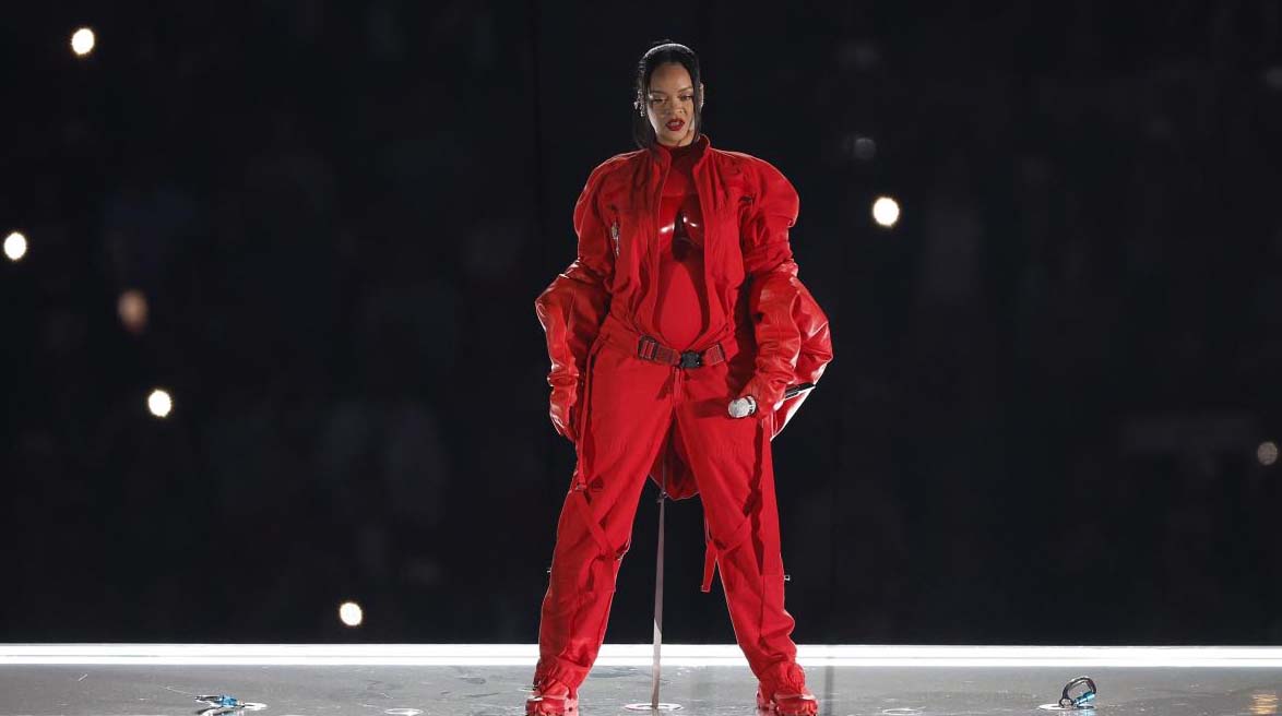 Rihanna apareció con un solo vestuario durante el show del Super Bowl 2023. Foto: EFE