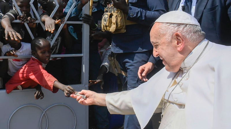 El Papa recibe una limosna por parte de un niño en Sudán del Sur. Foto: Vatican Media