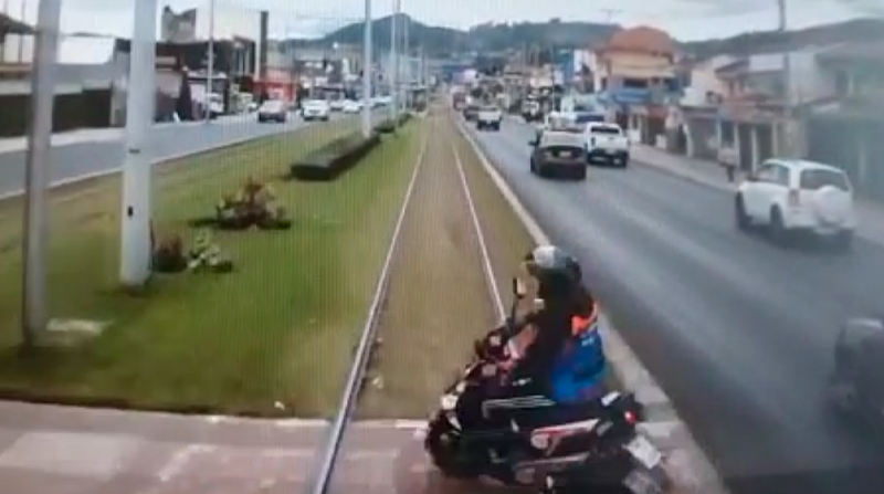 El motociclista invadió el paso peatonal por encima de los rieles del tranvía. Foto: Captura
