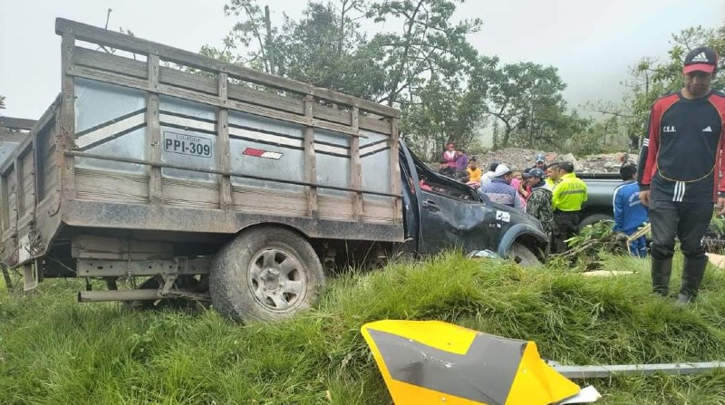 Una camioneta se volcó en un sector del cantón Chunchi. Foto: Bomberos Chunchi