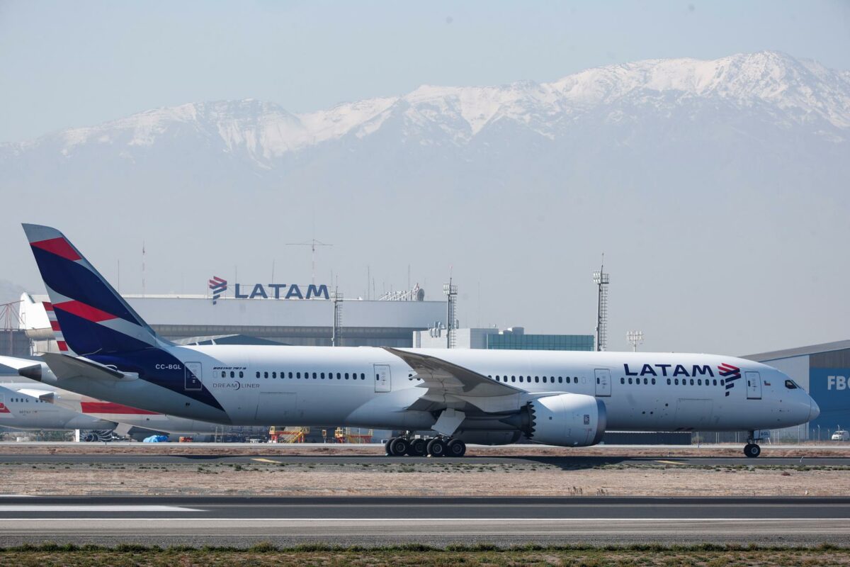 Imagen referencial. Fotografía de archivo de un avión de la aerolínea LATAM. Foto: EFE