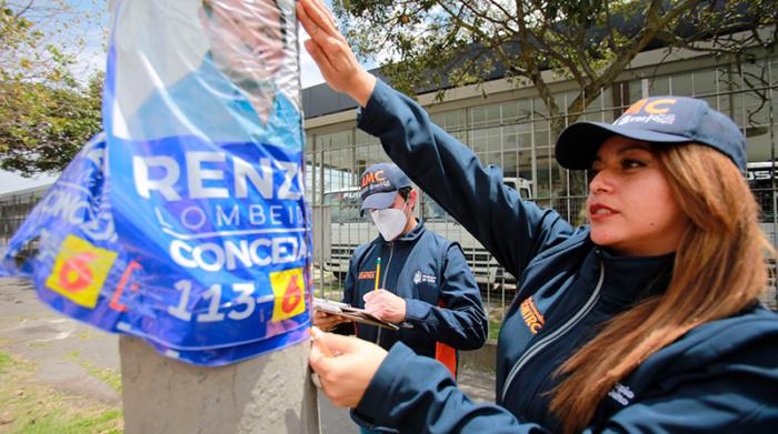 La propaganda electoral se encuentra regada en el espacio público de Quito. Foto: Julio Estrella / EL COMERCIO