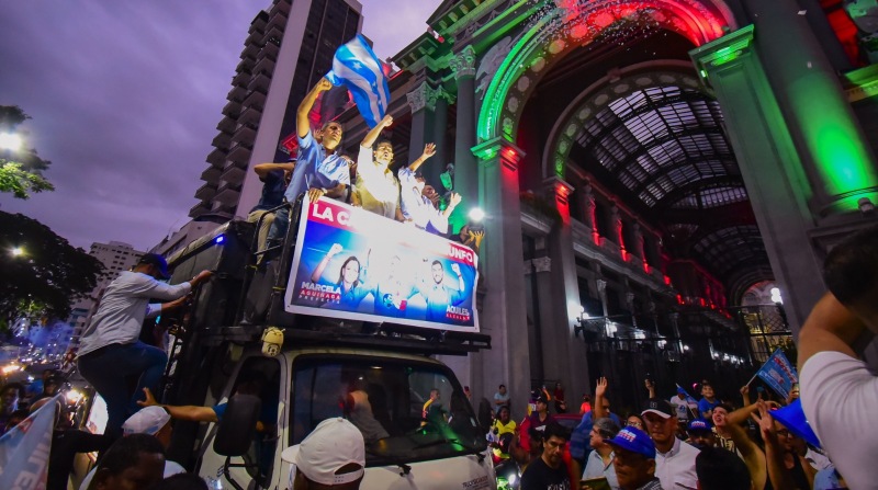 El lunes 6 de febrero, Aquiles Álvarez llegó en una caravana hasta el Municipio de Guayaquil para celebrar su triunfo. Foto: Enrique Pesantes / EL COMERCIO