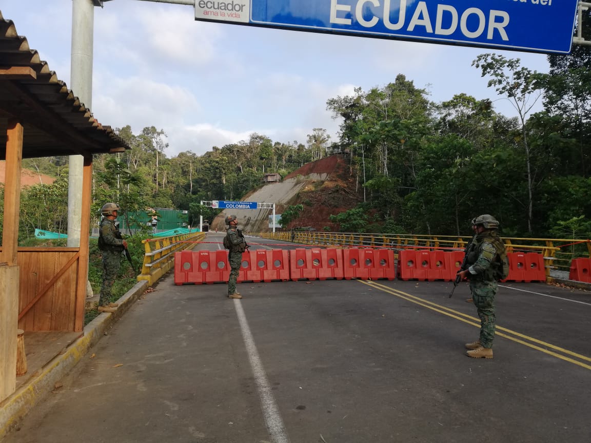 El puente internacional de Colombia con Ecuador, en la zona de Mataje, está cerrado al paso de vehículos y personas. Foto: cortesía FF.AA