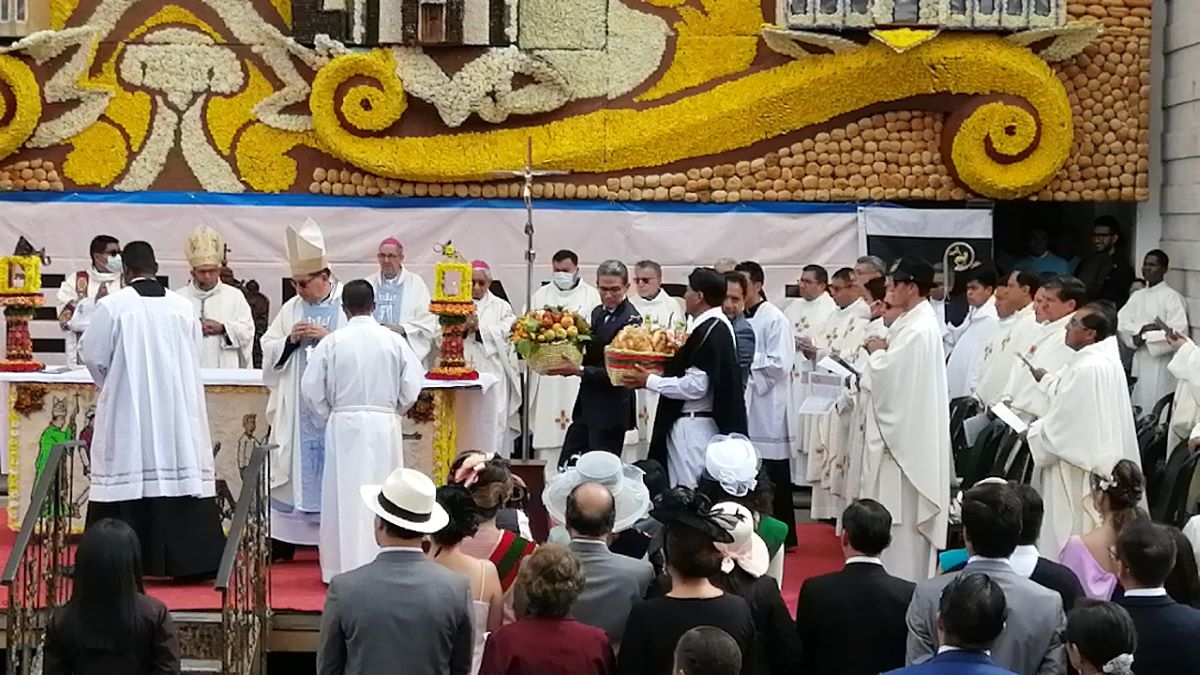 La Diócesis de Ambato realizó la liturgia de bendición de las flores, frutas y el pan. En el Atrio de la Catedral se levantó un mural gigante que detalla los 75 años de creación. Fotos: Modesto Moreta