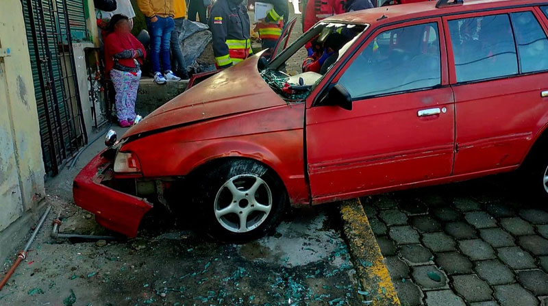 La persona quedó atrapada, luego del choque del auto contra la pared de una casa. Foto: Twitter Bomberos Quito