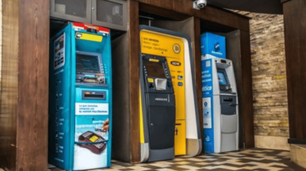 Los cajeros automáticos de los bancos privados estarán disponibles para atender a los clientes en los tres días del feriado del Día del Trabajo 2024. Archivo