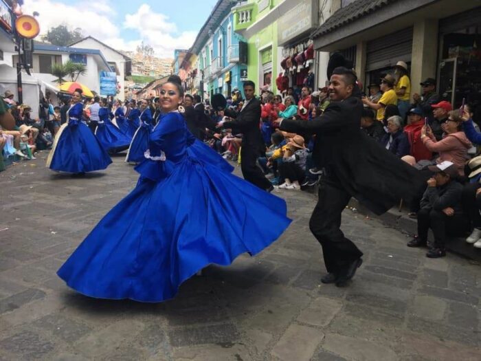 El desfile de la Confraternidad Guarandeña concentró a decenas de turistas que llegaron de todo el país. Las comparsas coloridas llenaron de alegría las calles de Guaranda. Foto: Cortesía