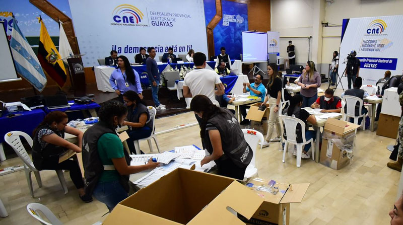 En la Delegación Provincial del Guayas se realiza el escrutinio de las actas de las elecciones 2023. Foto: Enrique Pesantes/ EL COMERCIO