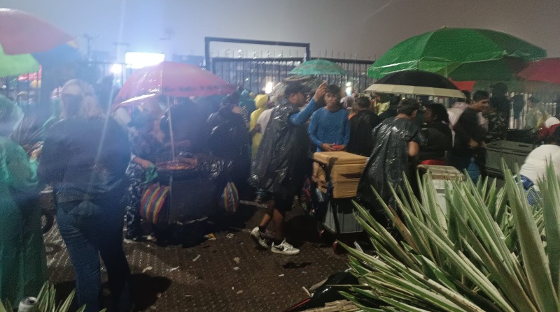 Los vendedores se dieron cita en las afueras del Estadio Modelo Alberto Spencer para ofrecer sus productos a los fans de Romeo Santos. Foto: Mario Naranjo / EL COMERCIO