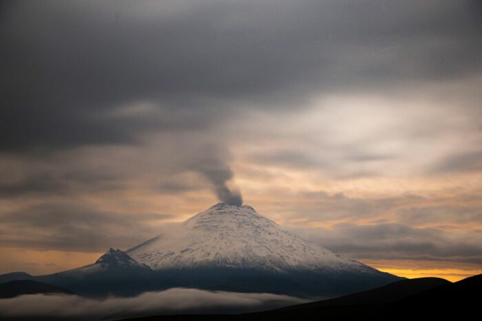 El volcán Cotopaxi ofreció su propio espectáculo mientras se aguardaba por el cometa. Foto: Julio Estrella/El Comercio