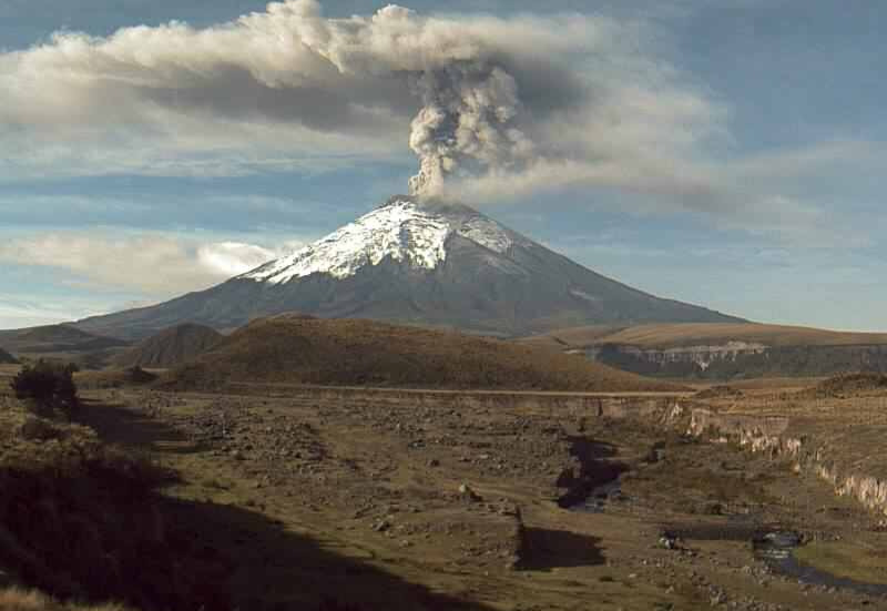 El volcán Cotopaxi se reactivó el 21 de octubre del 2022. Este comportamiento se caracteriza por la emisión de ceniza, vapor de agua y gases. Foto: Cortesía / Instituto Geofísico de la Escuela Politécnica Nacional