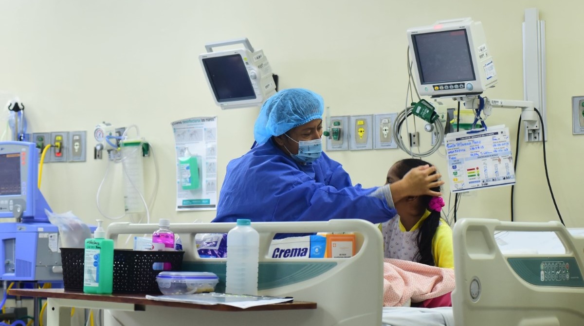 Unos 2 500 niños nacen cada año en Ecuador con cardiopatías. Victoria es uno de ellos. La pequeña de 7 años entró a una operación correctiva el 14 de febrero del 2023 en el hospital Roberto Gilbert de Guayaquil. Enrique Pesantes / EL COMERCIO