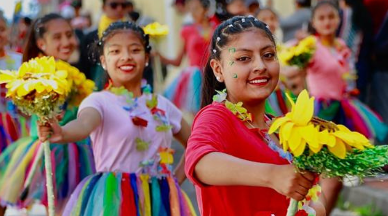 Los quiteños disfrutaron del tradicional desfile del Corso de Carnaval, en el Centro Histórico, este lunes 20 de febrero del 2023. Foto: Diego Pallero/ EL COMERCIO