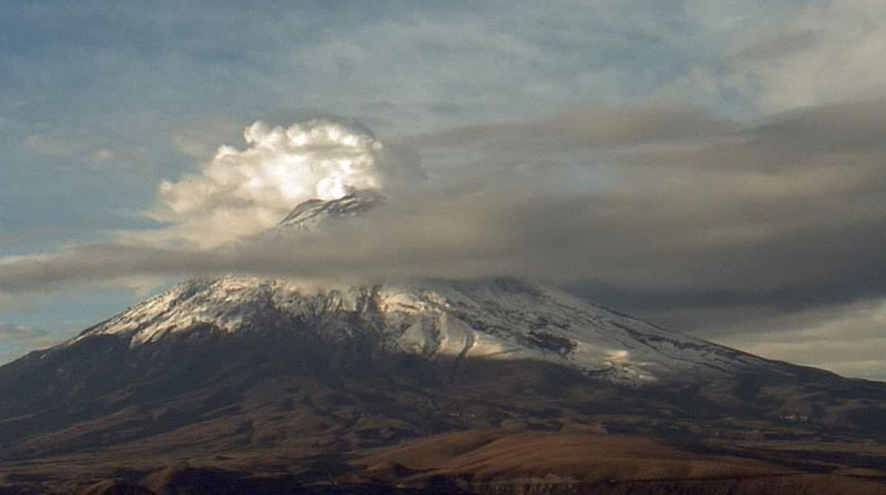 La emisión del volcán Cotopaxi no tenía ceniza, según el reporte del Instituto Geofísico. Foto: Twitter Instituto Geofísico