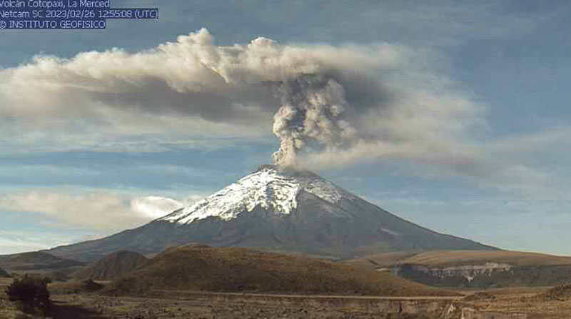 La emisión de ceniza del volcán Cotopaxi alcanzó los 2,4 kilómetros de altura. Foto: Instituto Geofísico