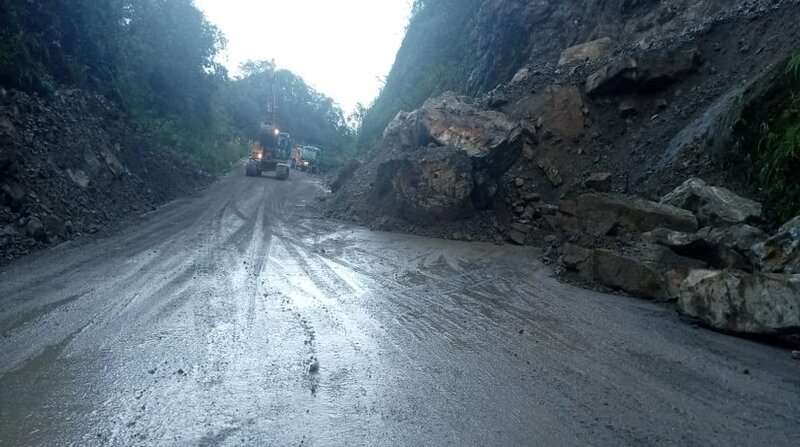 A las 06:00 de este domingo, 19 de febrero se habilitó el tránsito vehicular en el punto afectado. Foto: Twitter @ObrasPublicasEc