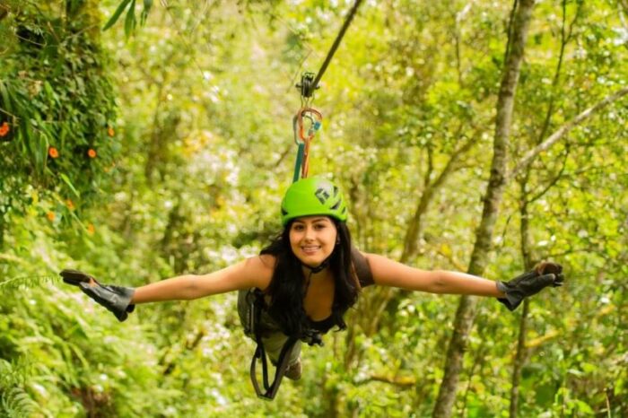 La práctica de los deportes extremos como el canopy y el descenso en cascada fueron los deportes que más demanda tuvieron en el feriado de Carnaval en Baños de Agua Santa en Canopy Puntzan.  Foto: Cortesía