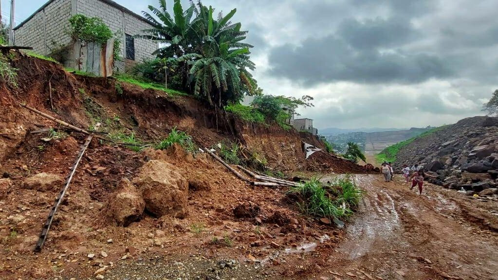 En Monte Sinaí, noroeste de Guayaquil, hubo deslizamientos por las fuertes precipitaciones que se registran desde el jueves. Las lluvias en la Costa se extenderán hasta el lunes 13 de febrero. Cortesía: Corporación para la Seguridad Ciudadana de Guayaquil.