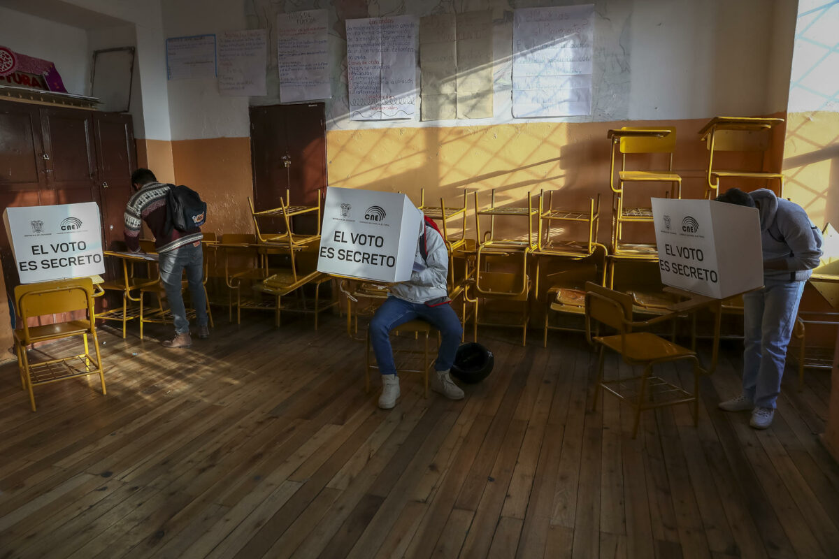 Imagen referencial. Los ecuatorianos acuden a las urnas para las elecciones seccionales 2023. Foto: EFE