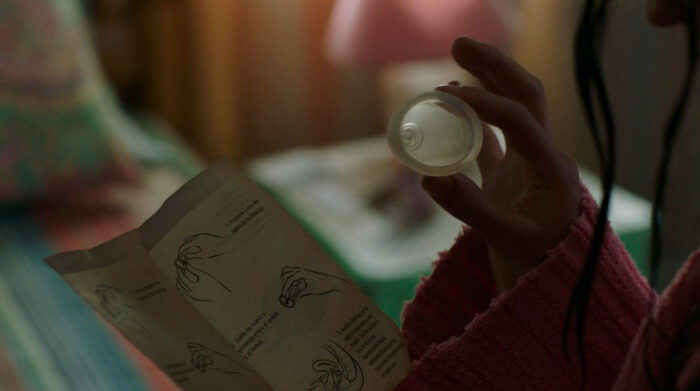 En el sexto episodio de "The Last of Us", Ellie (Bella Ramsey) recibe una copa menstrual.