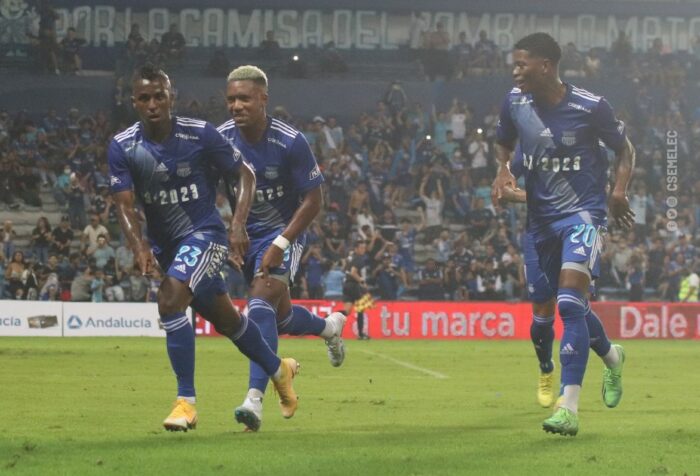 Miller Bolaños (izquierda) celebra el gol que anotó en la Explosión Azul ante Guayaquil City. Foto: Club Sport Emelec