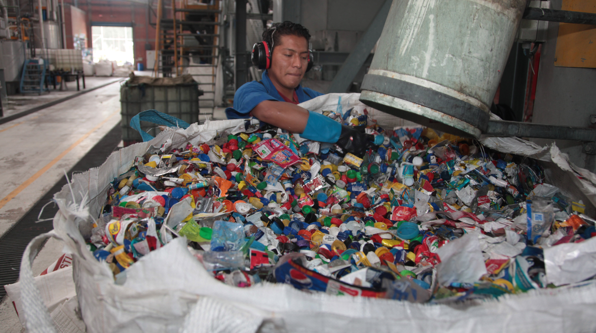 La empresa Enkador exporta su producción de reciclaje para volver a producir botellas. La industria del plástico innova para una mejor competitividad. Archivo / EL COMERCIO