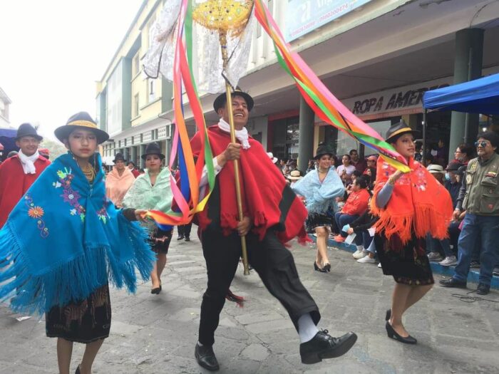 El Taita Carnaval de Guaranda representado por Carlos Dávila será el prioste mayor de la fiesta en la capital de Bolívar. Él abrirá el desfile de la Confraternidad G guarandeña el domingo. Foto: Cortesía