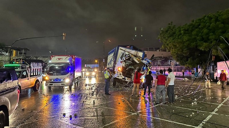 Choque de camión en Montebello, Guayaquil