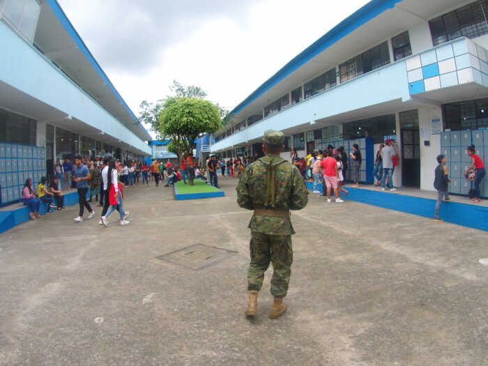 La presencia de militares fue reforzada en recintos electorales de Santo Domingo. Foto: El Comercio.