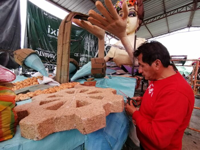 La elaboración de los carros alegóricos para el desfile de Ambato está a cargo de los artesanos de la localidad. Ellos usan materiales naturales y granos para construir las carrozas. Fotos: Modesto Moreta