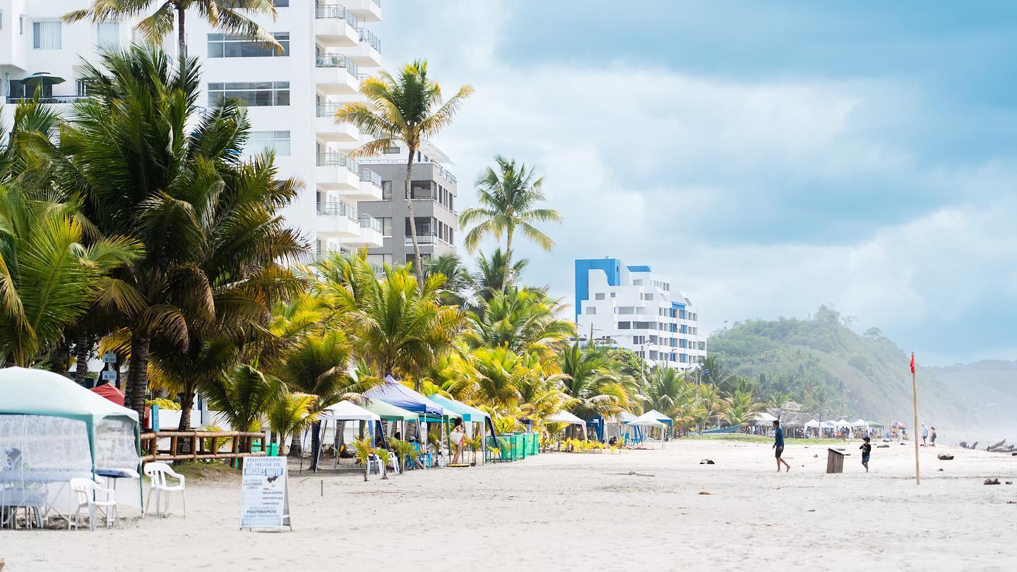 En los balnearios del sur de Esmeraldas, el sector turístico dejó a punto sus playas para recibir a los viajeros por el feriado de Carnaval. Foto: cortesía.