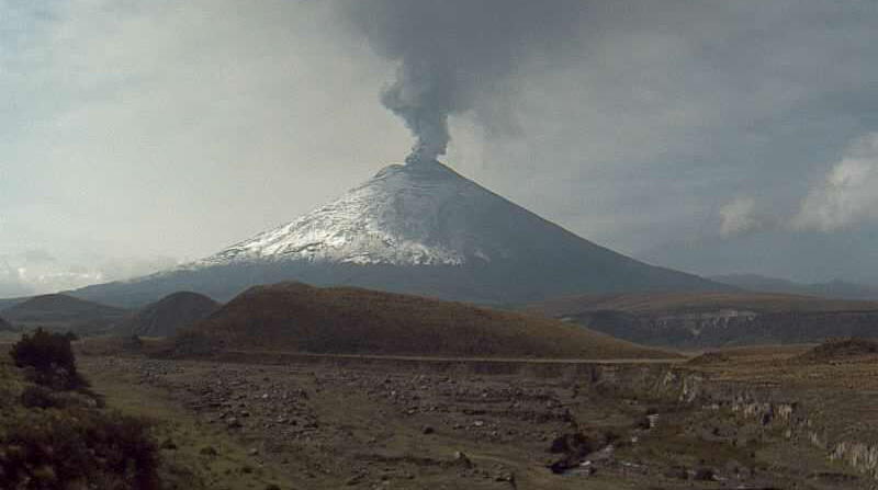 El volcán Cotopaxi emite una nube de ceniza que alcanza los 2 500 metros sobre el nivel del cráter. Foto: Twitter