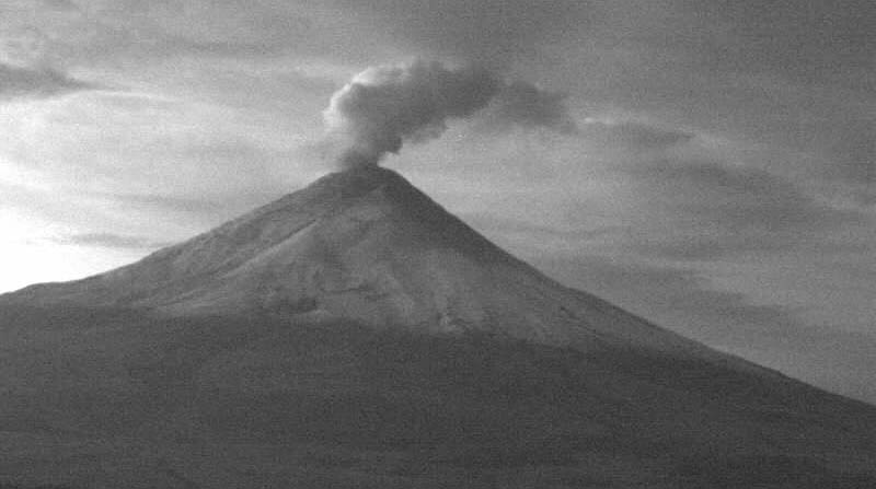 La nube de ceniza alcanzó los 1 000 metros sobre el nivel del cráter del Cotopaxi. Foto: Twitter